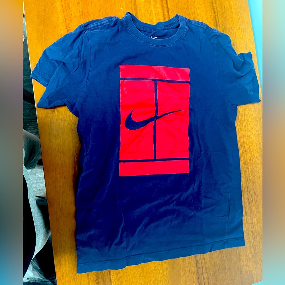 Nike Men’s Small Graphic Tennis T-Shirt